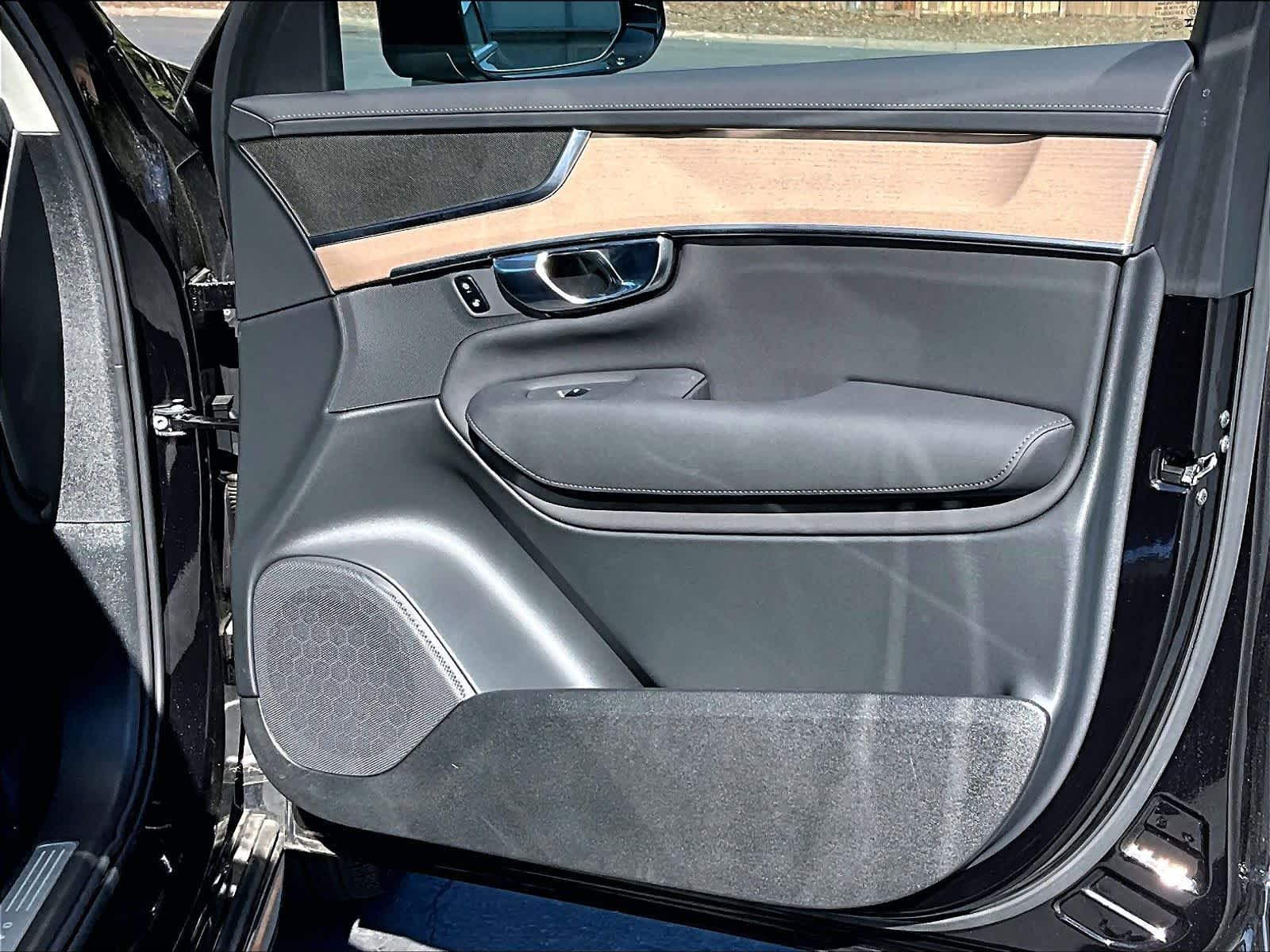 2025 Volvo XC90 Core - Photo 24