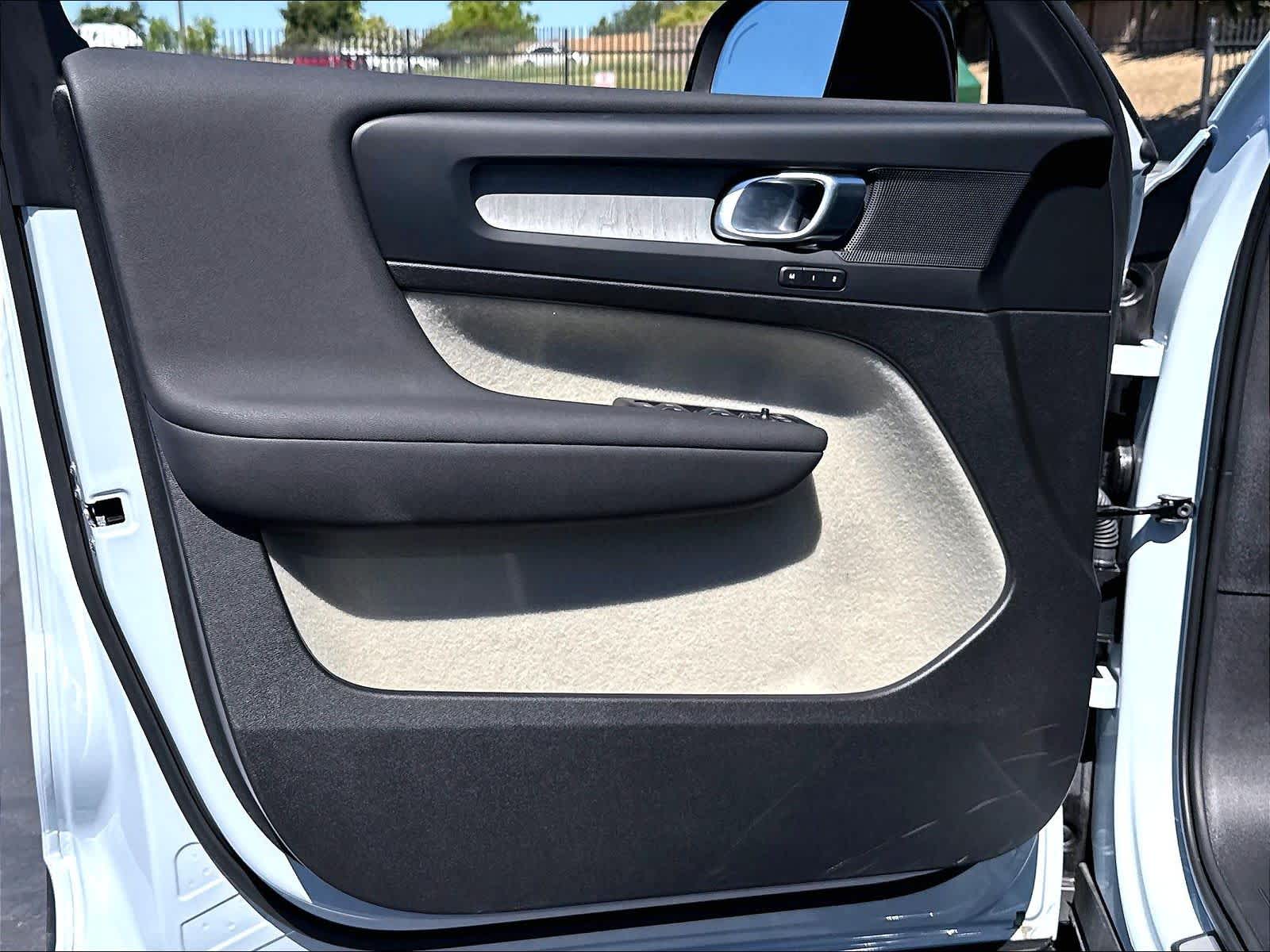 2026 Volvo XC40 Plus - Photo 25