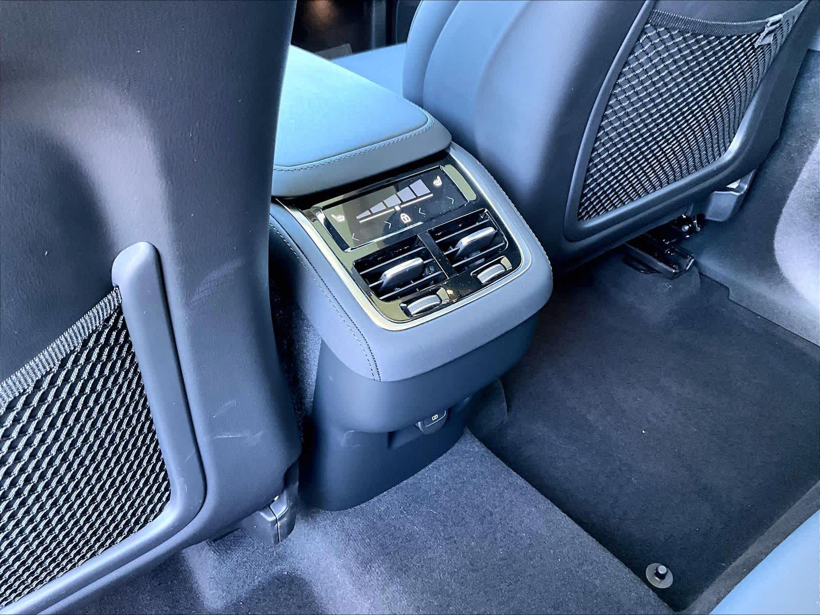 2025 Volvo XC90 Core - Photo 36