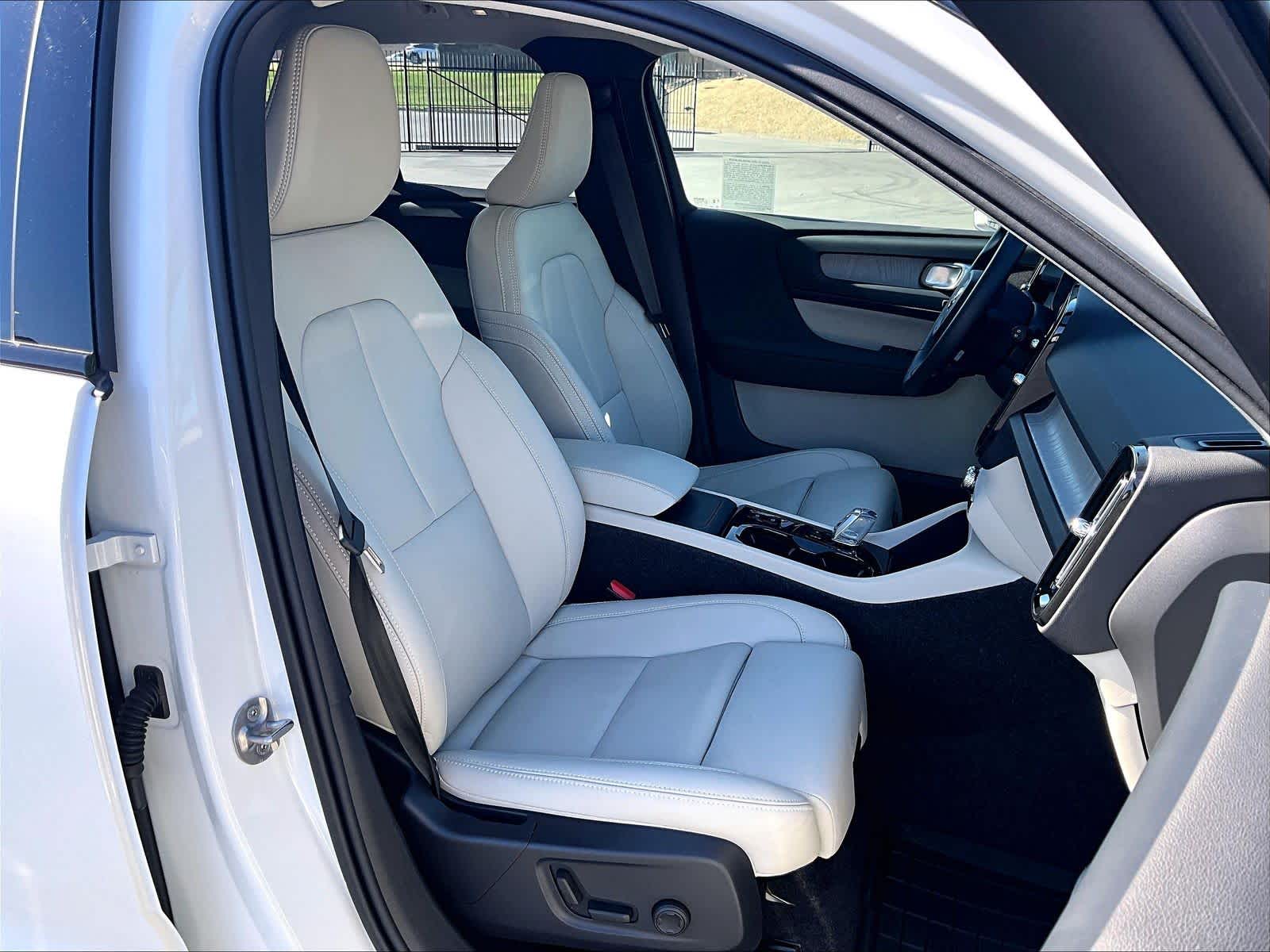 2026 Volvo XC40 Plus photo 3