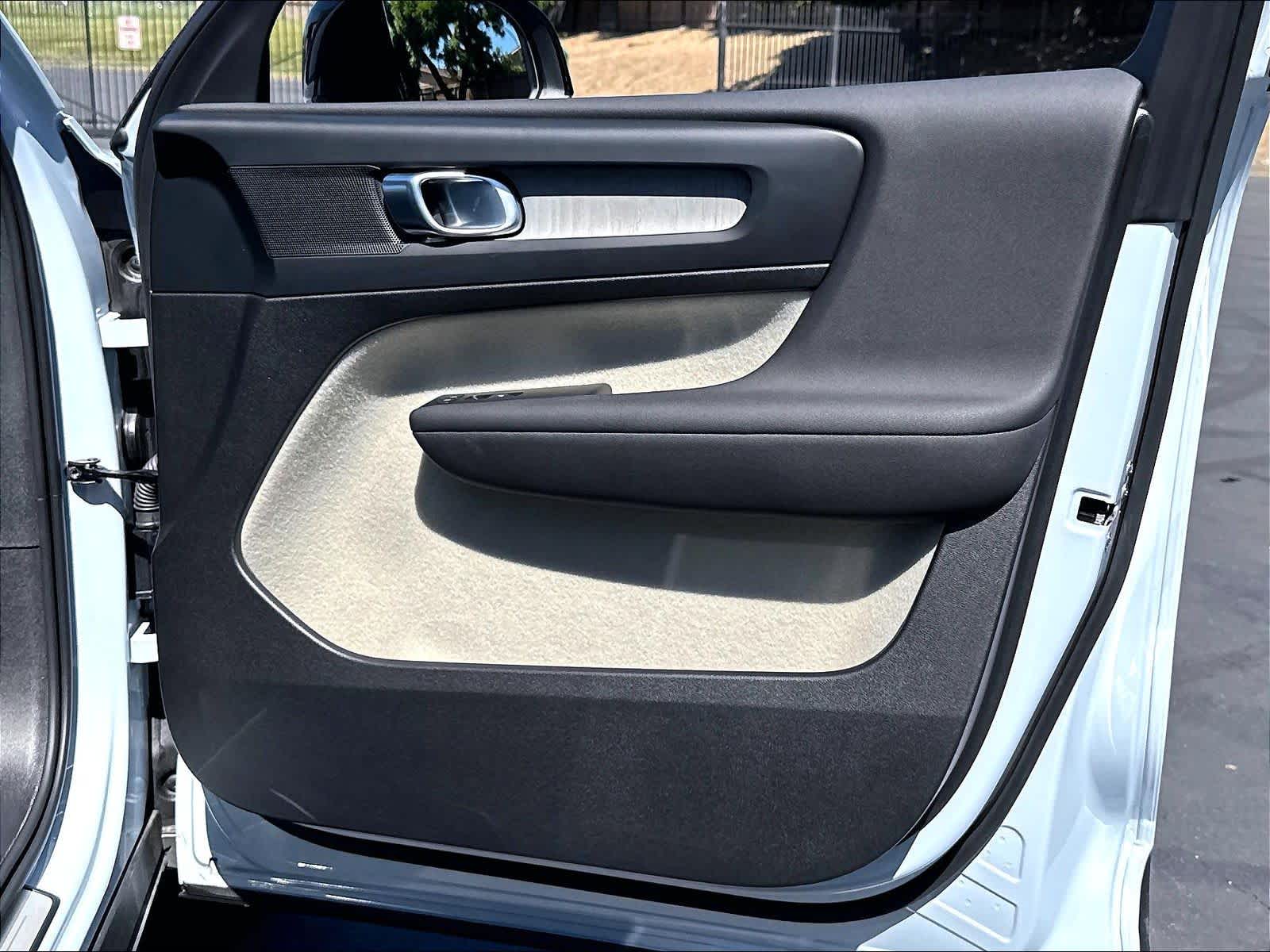 2026 Volvo XC40 Plus - Photo 26