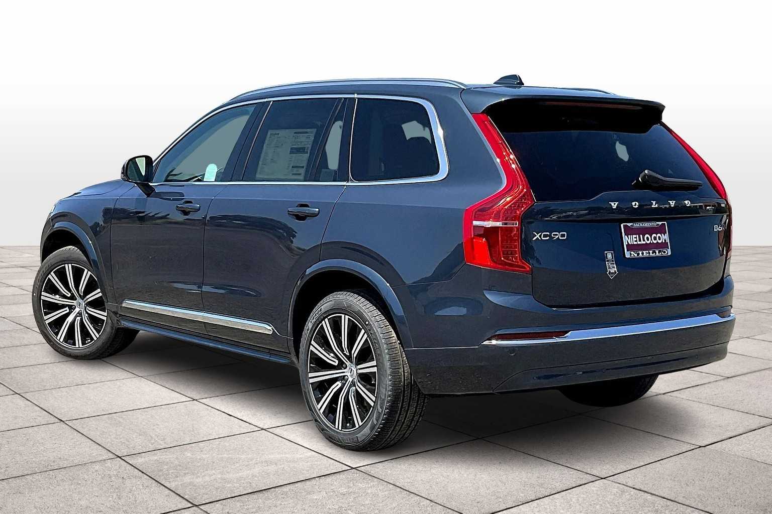 2025 Volvo XC90 Core photo 3