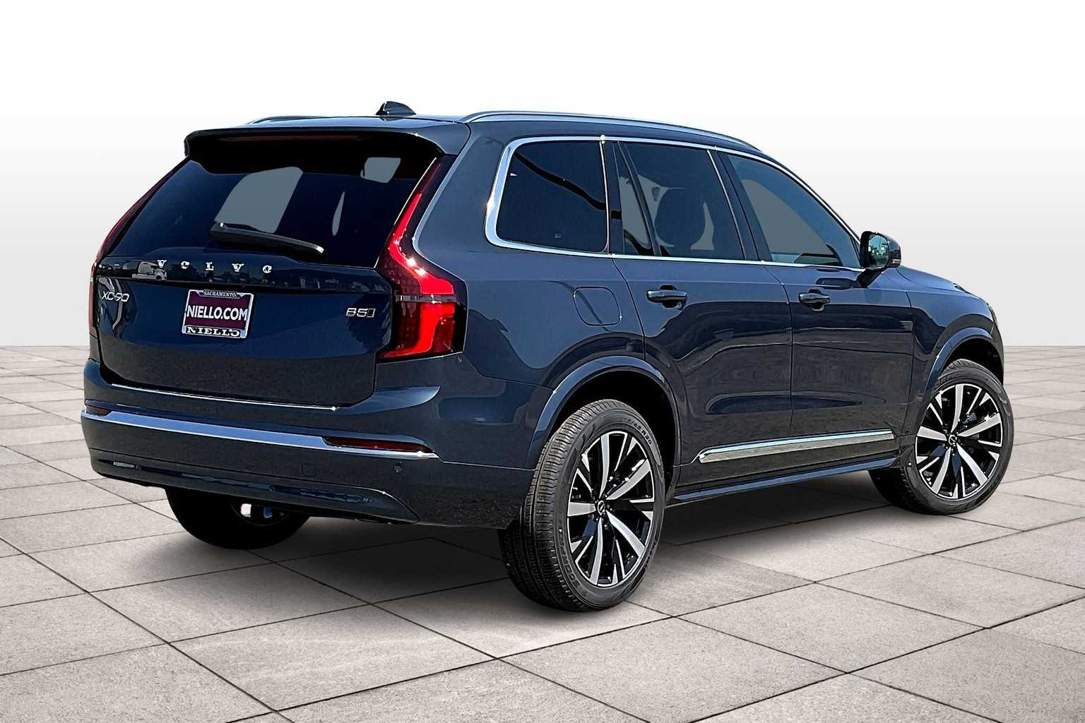 2025 Volvo XC90 B5 Core photo 4