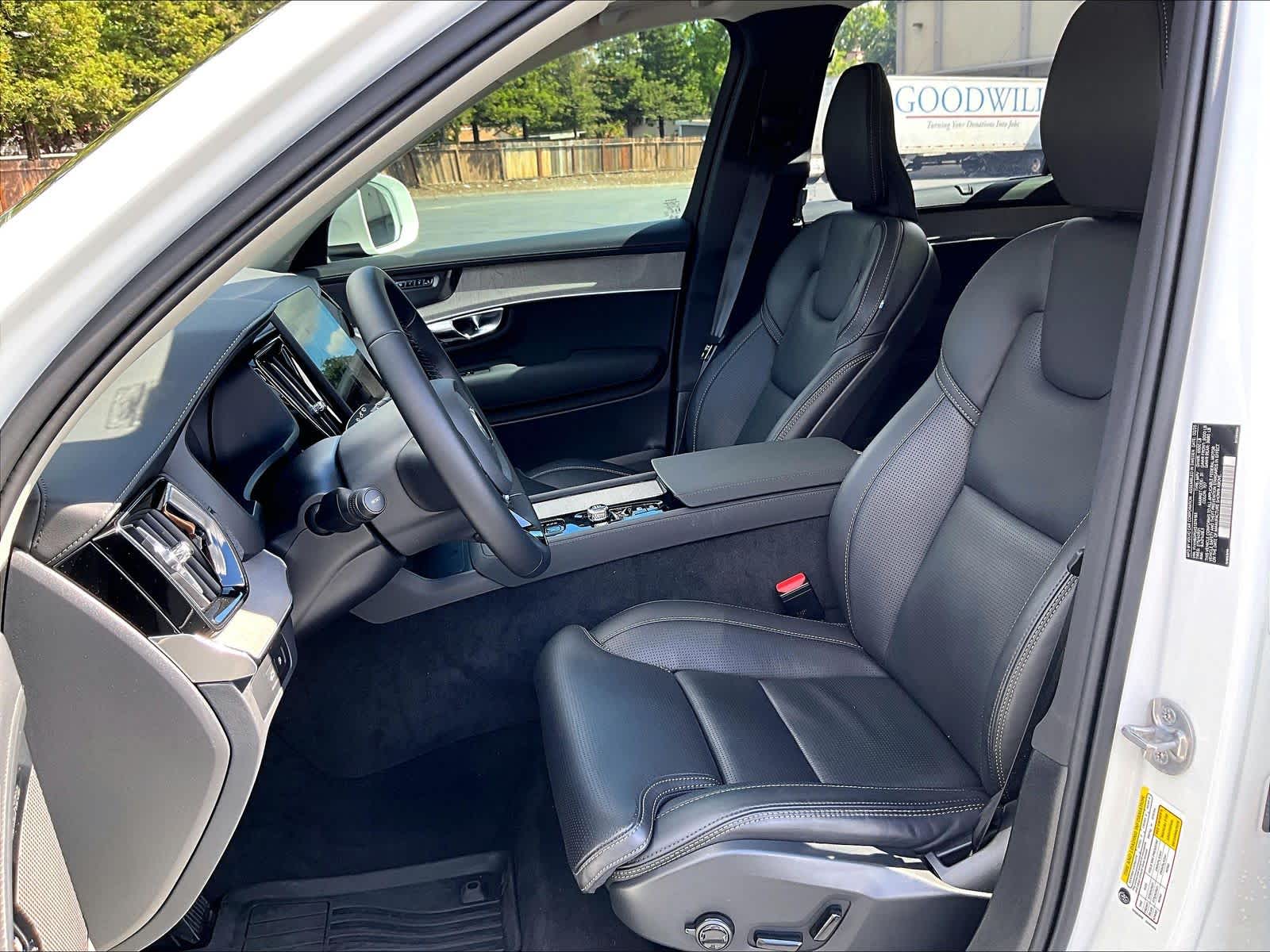 2025 Volvo XC90 Plug-In Hybrid Ultra photo 4