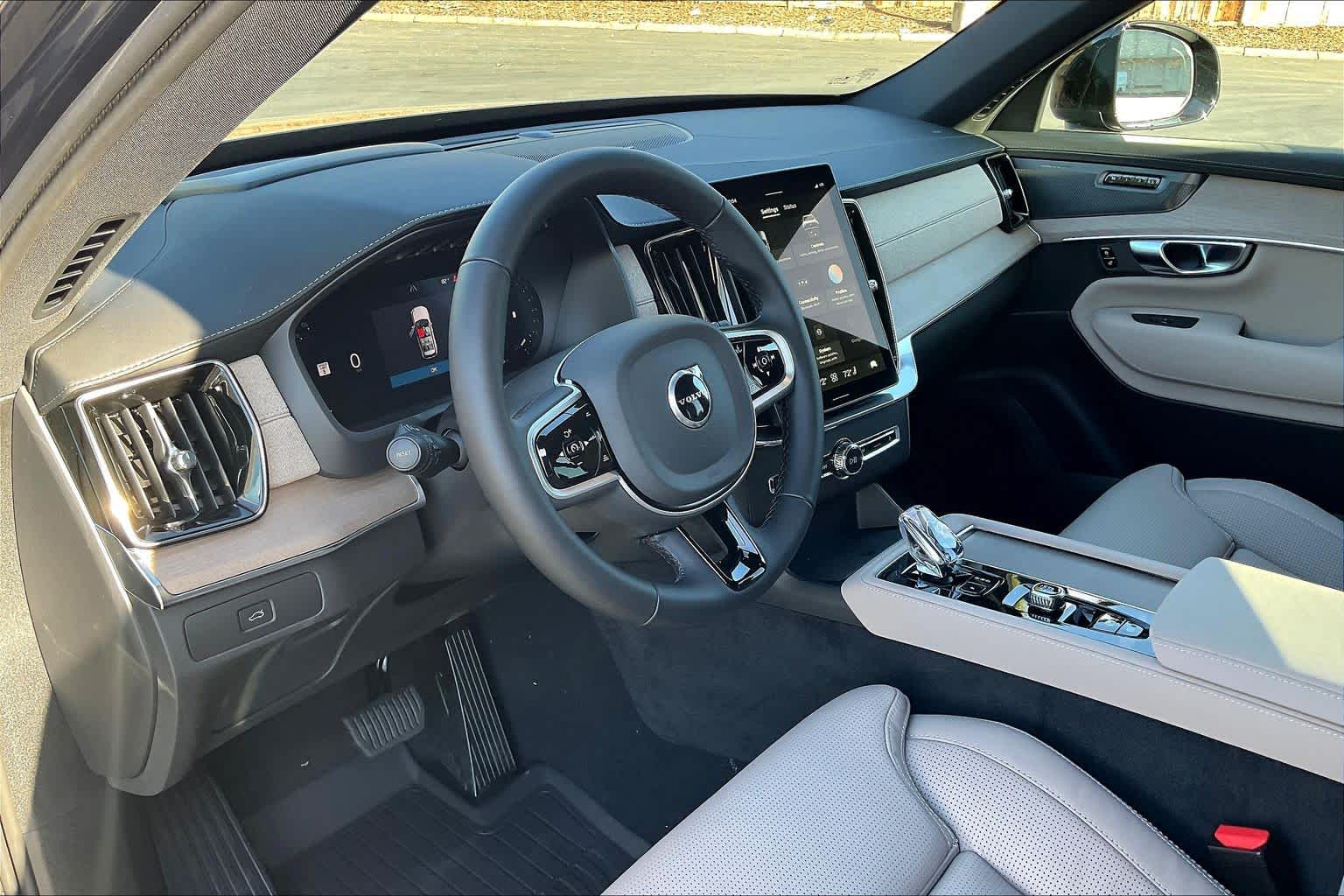 2026 Volvo XC90 B6 Ultra Dark Theme 7-Seater photo 3