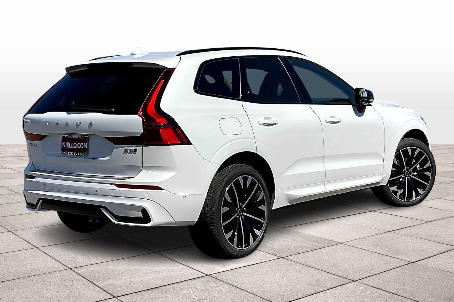 2026 Volvo XC60 B5 photo 4