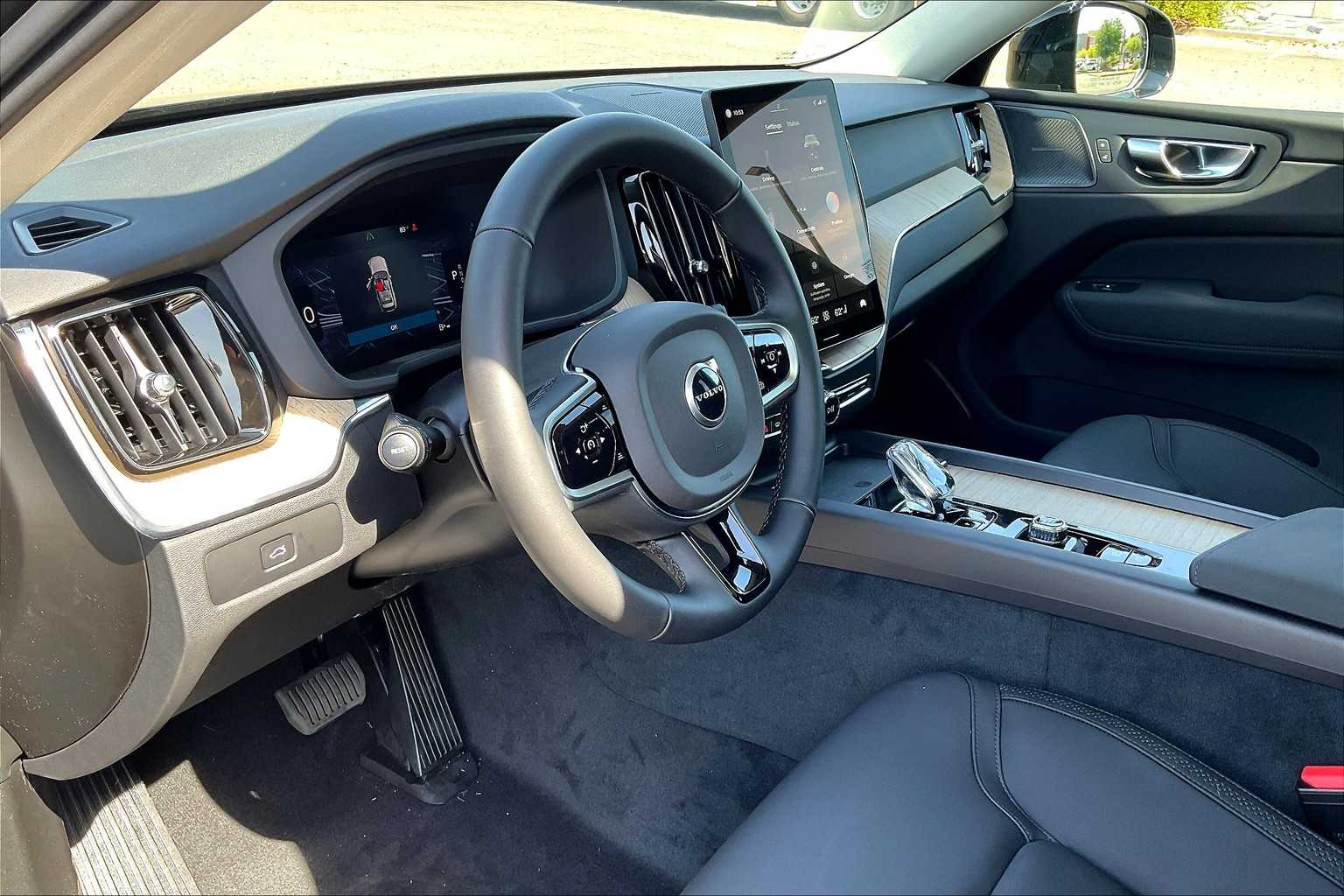 2026 Volvo XC60 B5 Plus photo 3