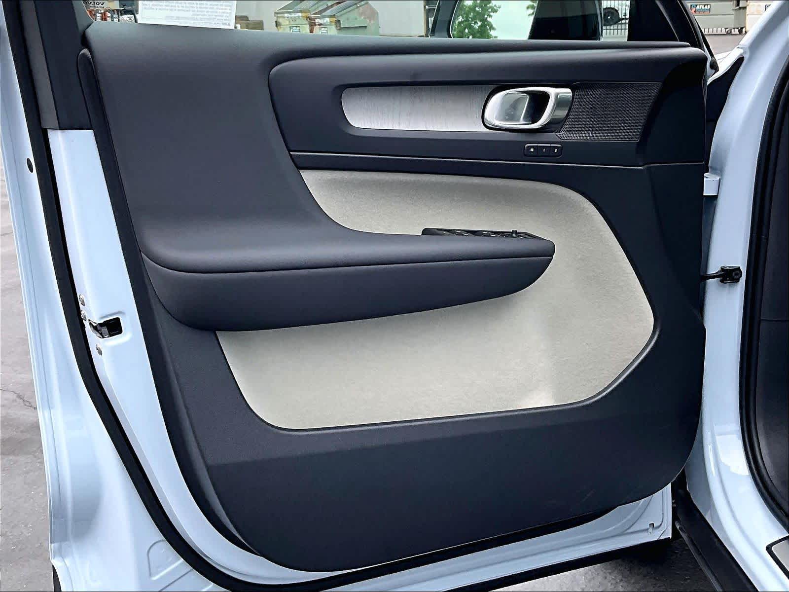 2026 Volvo XC40 Plus - Photo 25