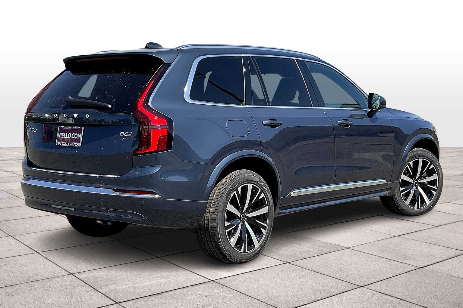 2025 Volvo XC90 Core photo 4