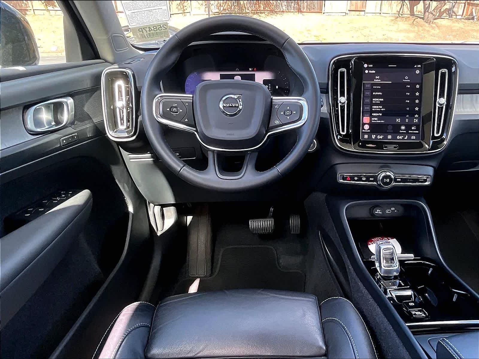 2023 Volvo XC40 Plus Dark Theme photo 5