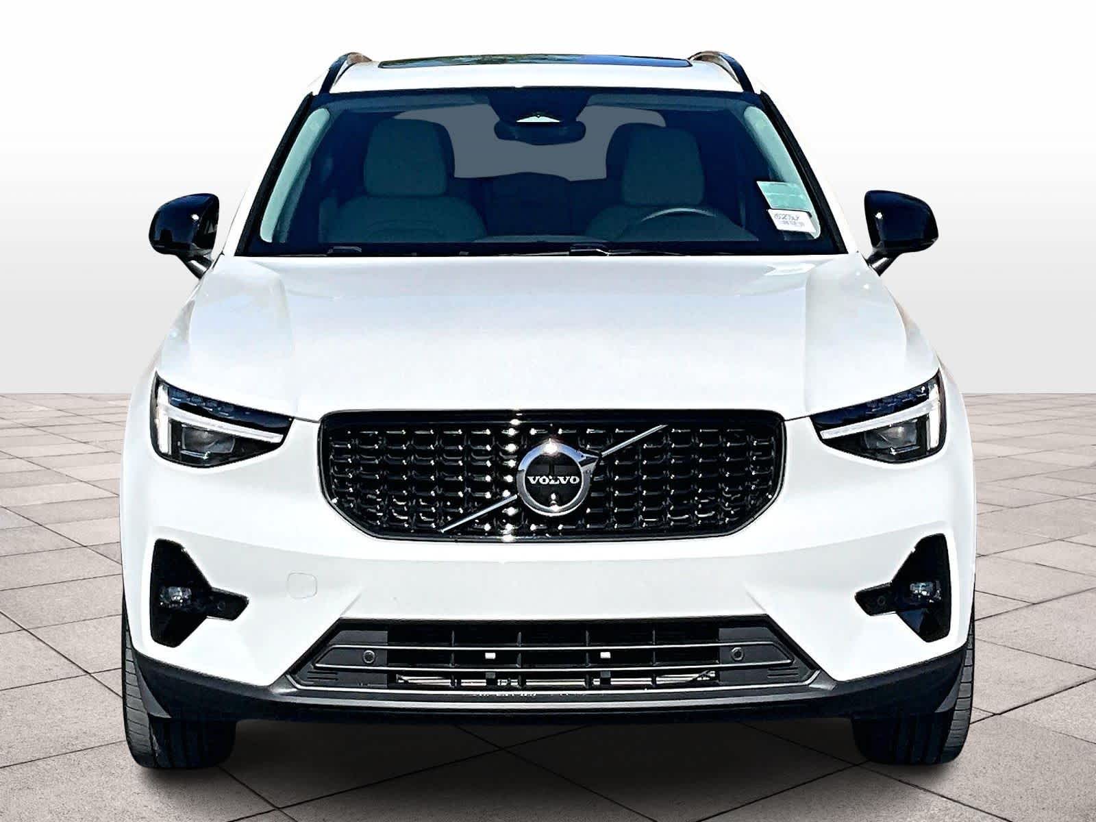 2026 Volvo XC40 Plus photo 2