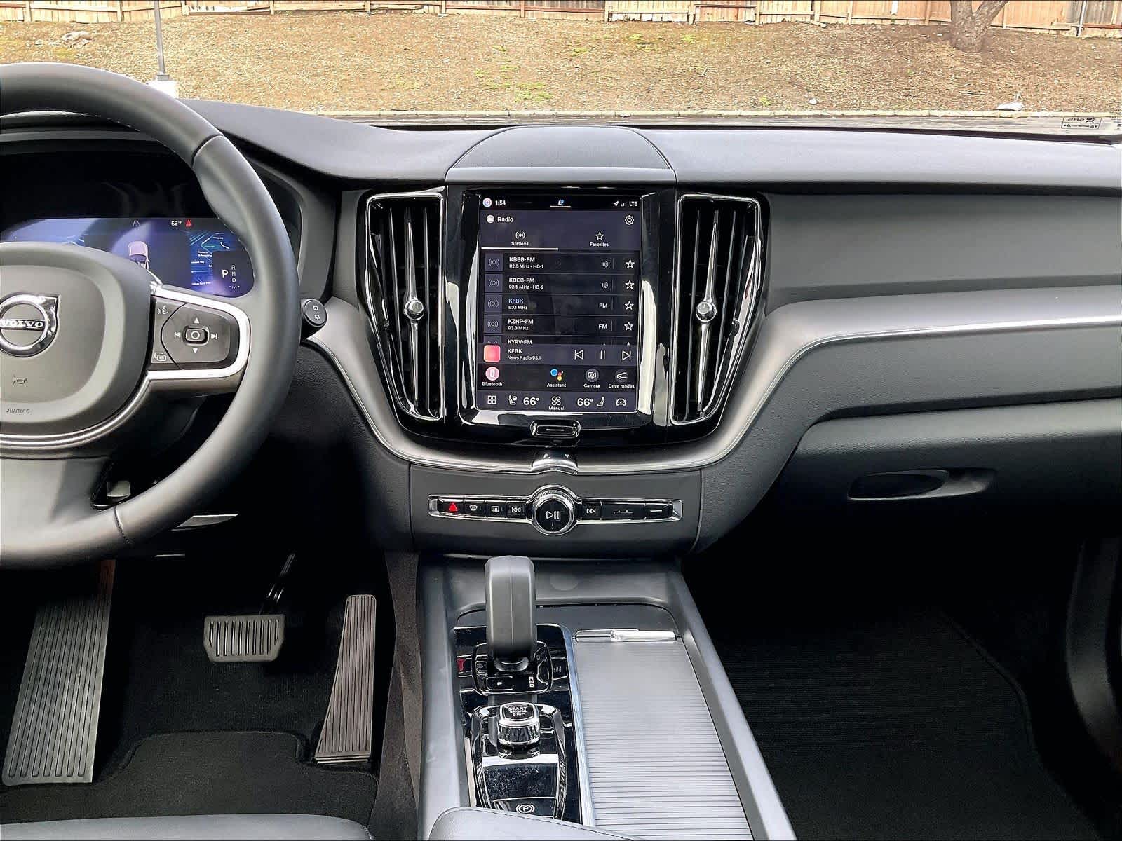 2025 Volvo XC60 Core photo 6