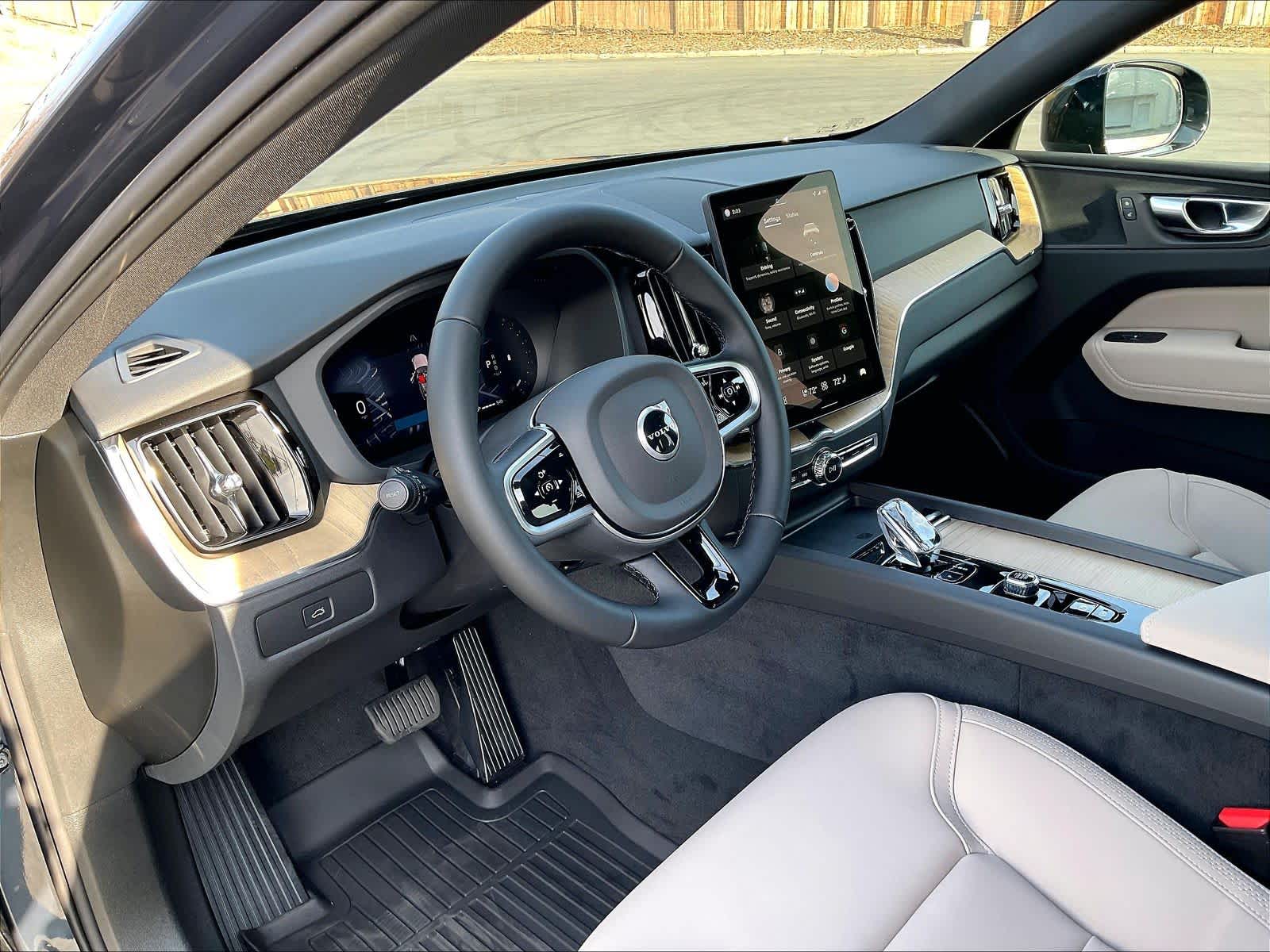 2026 Volvo XC60 B5 Plus photo 3