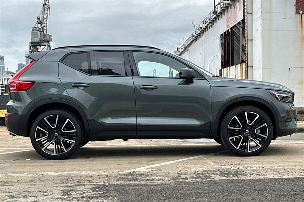 2026 Volvo XC40 photo 2