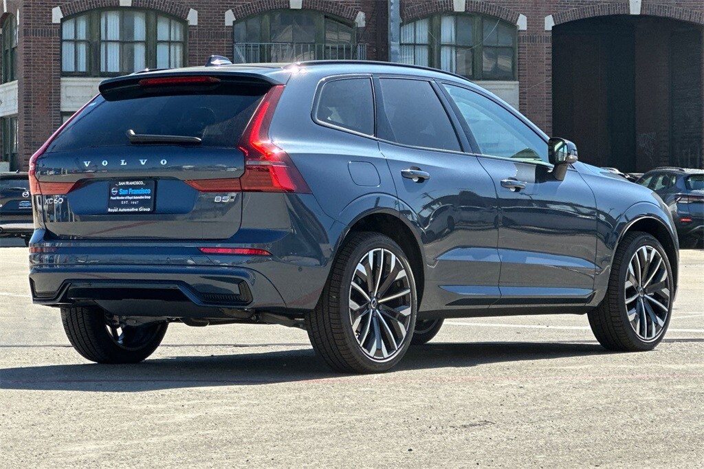 2026 Volvo XC60 B5 photo 4