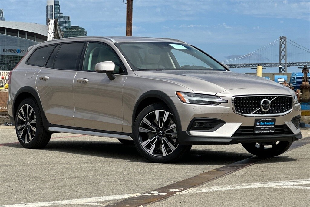 2026 Volvo V60 Cross Country B5 photo 2