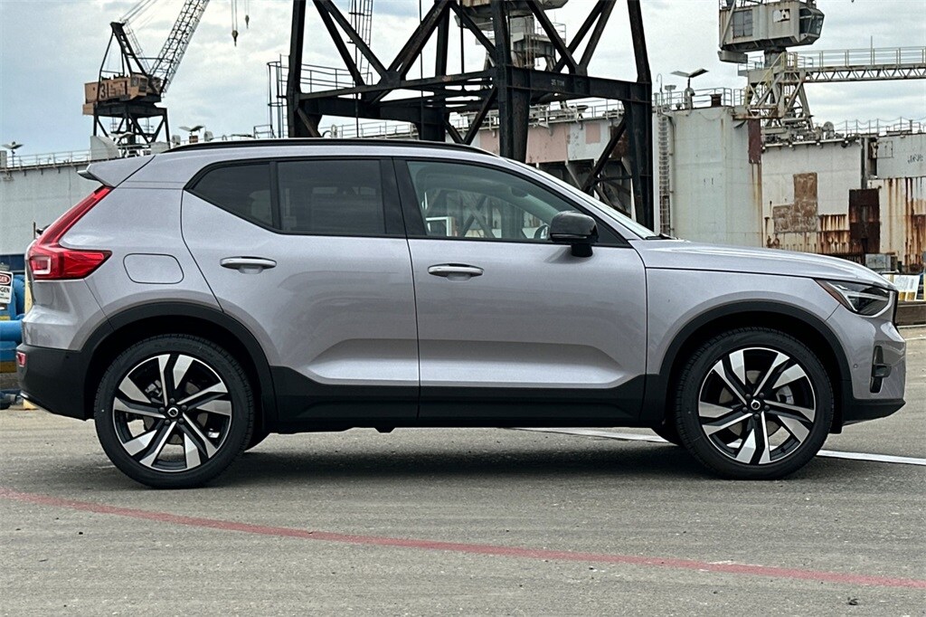 2026 Volvo XC40 photo 3