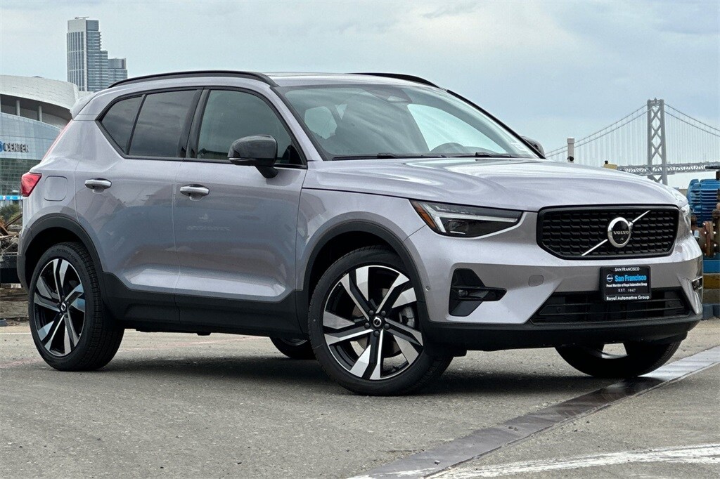 2026 Volvo XC40 photo 2