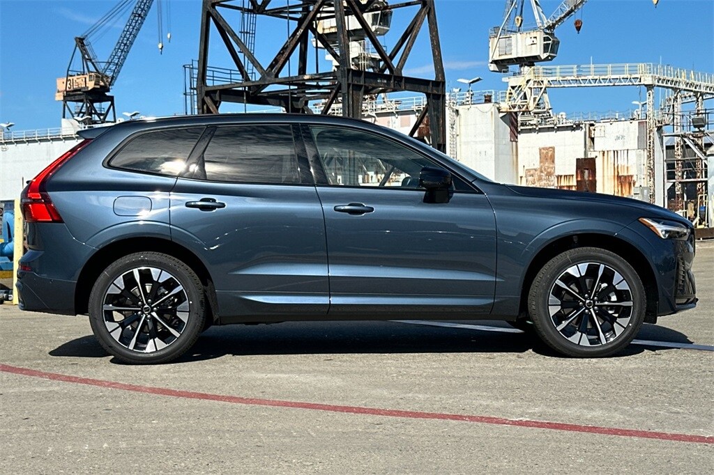 2026 Volvo XC60 B5 Plus photo 3