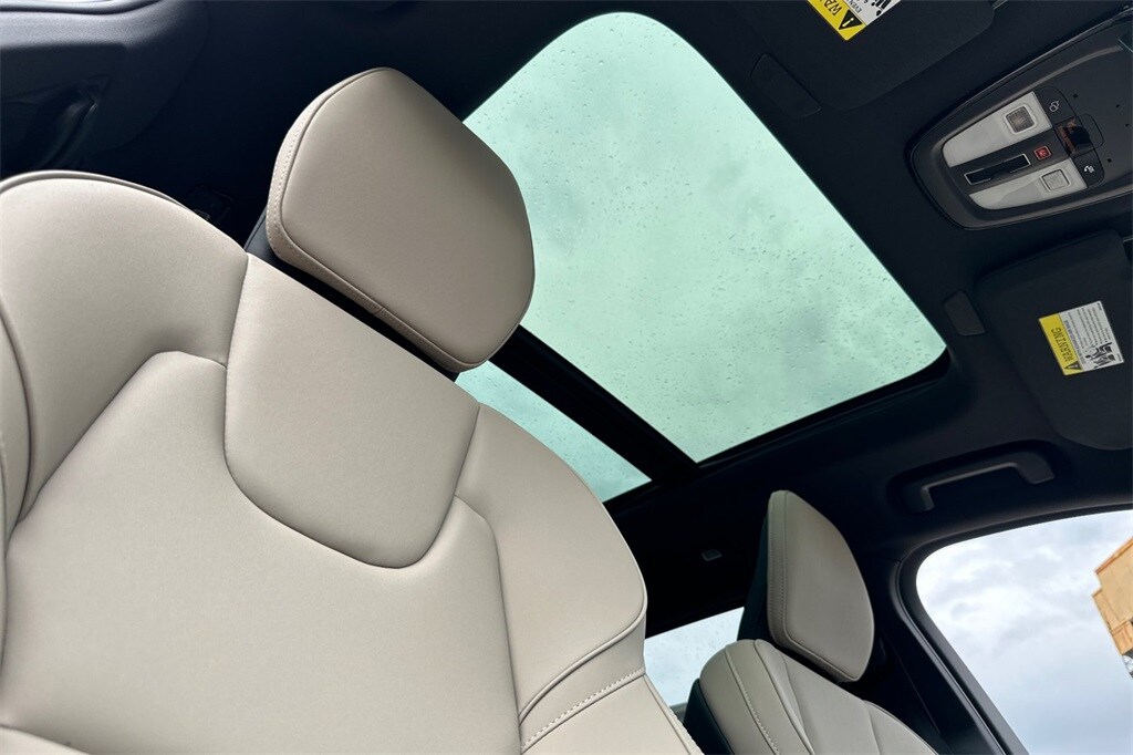 2026 Volvo XC90 Plus - Photo 15