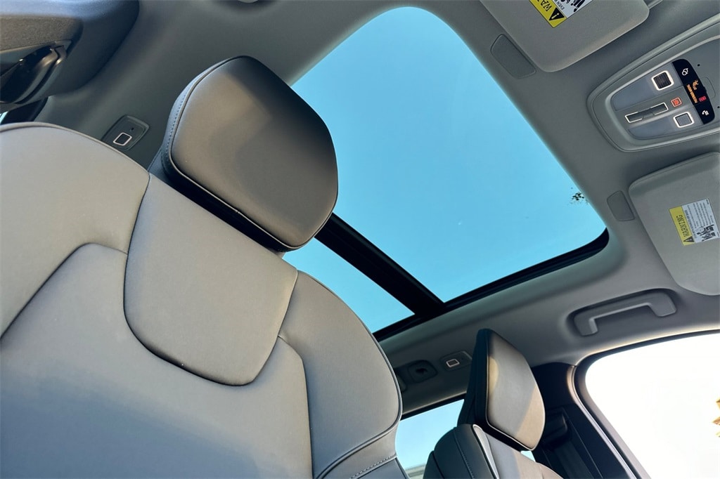 2026 Volvo XC90 Plus - Photo 15