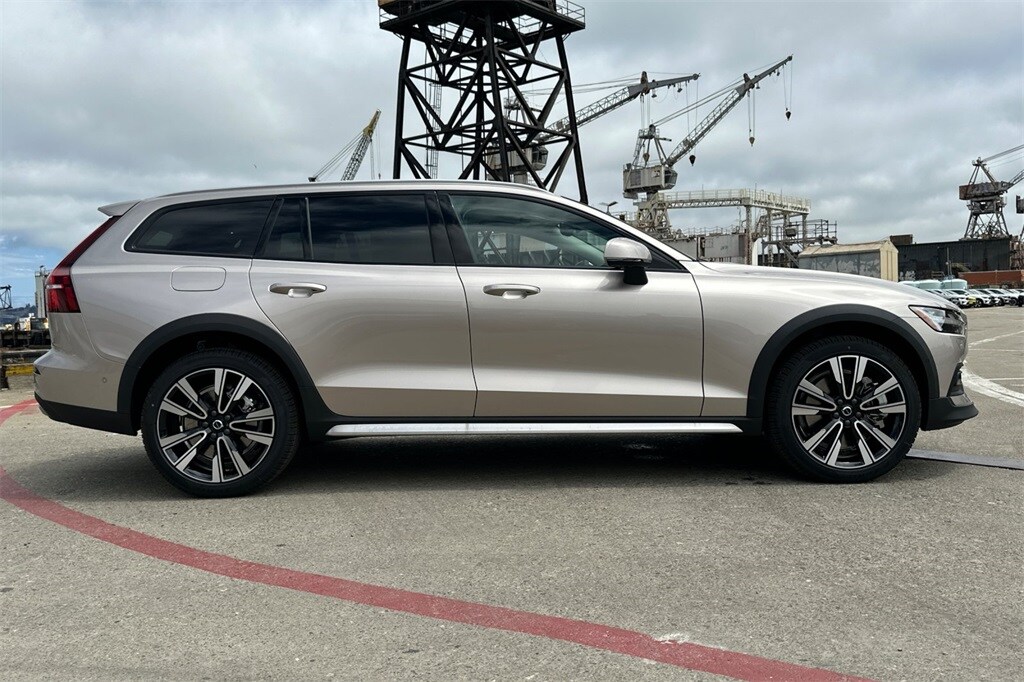 2026 Volvo V60 Cross Country B5 photo 3