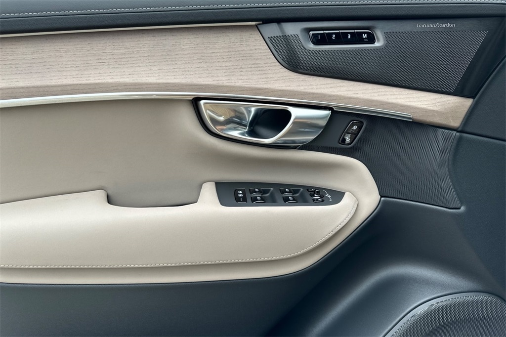 2026 Volvo XC90 Plus - Photo 8