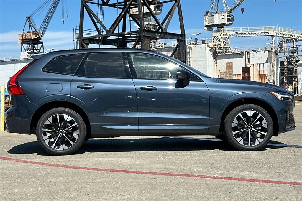 2026 Volvo XC60 B5 Plus photo 3