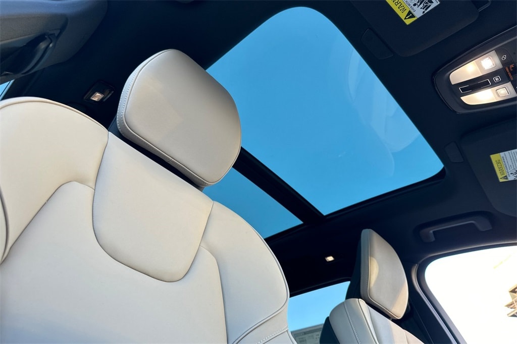 2026 Volvo XC90 Plus - Photo 15