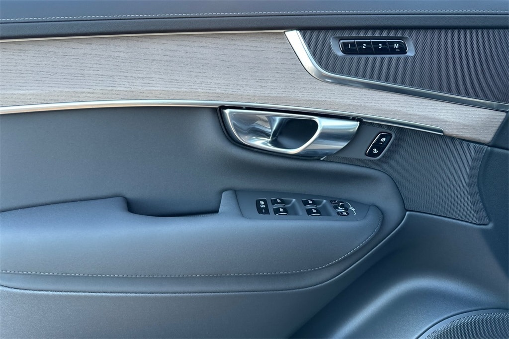 2026 Volvo XC90 Plus - Photo 8