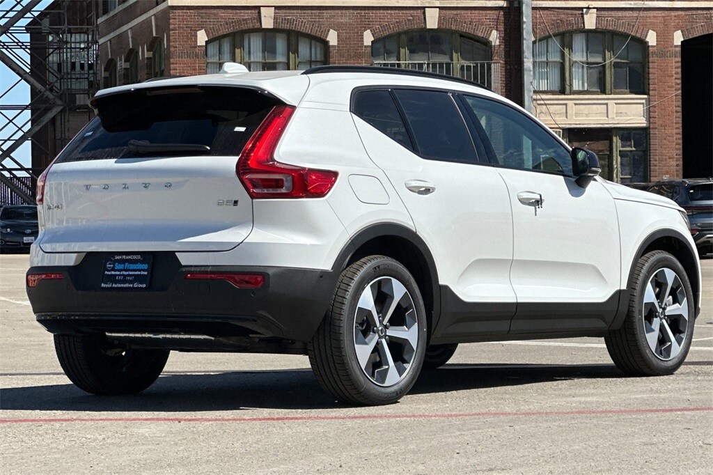 2026 Volvo XC40 AWD Plus photo 2