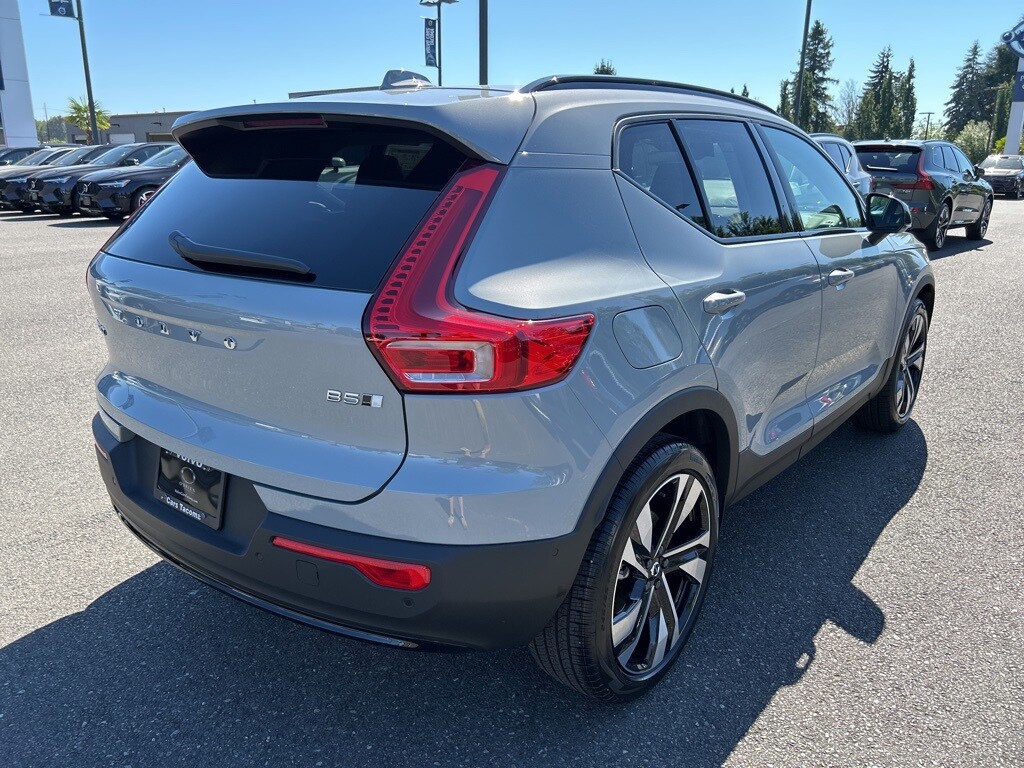 2025 Volvo XC40 photo 2