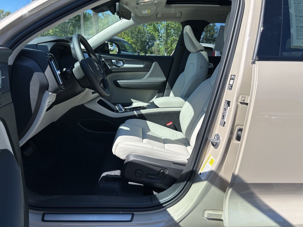 2026 Volvo XC40 photo 4
