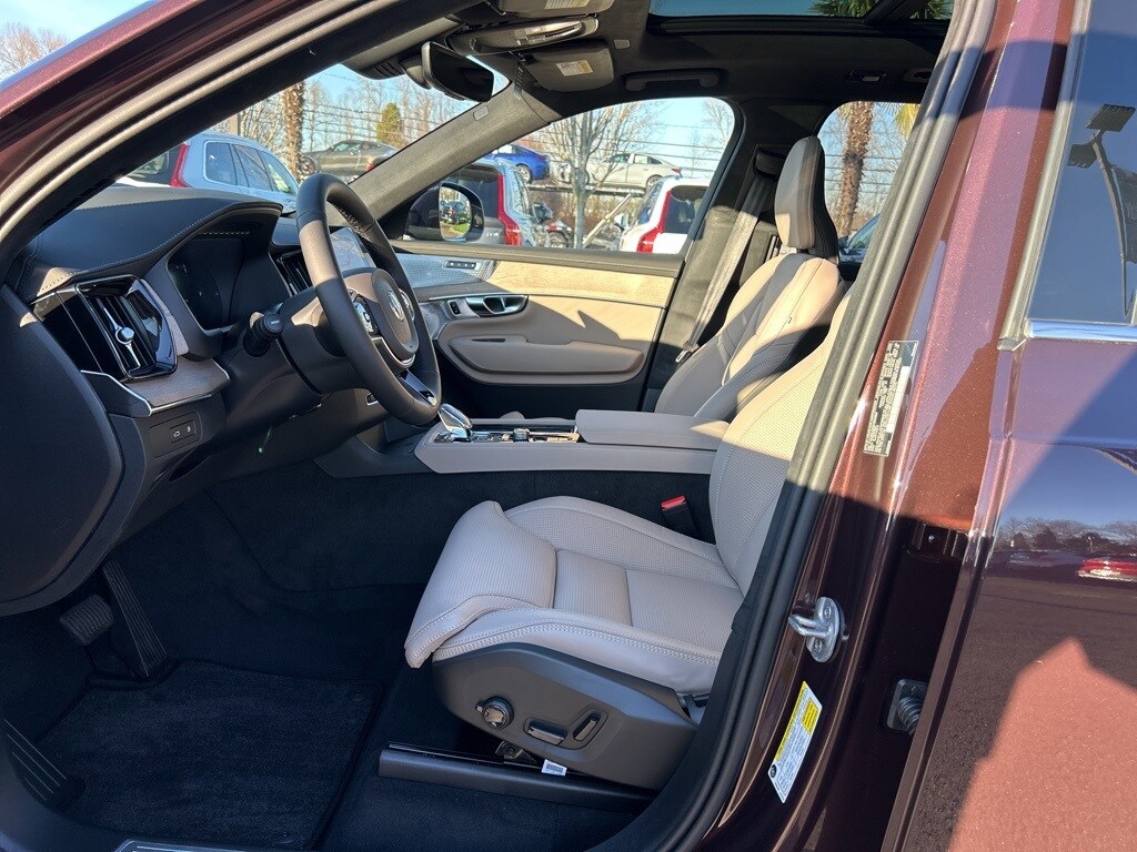 2025 Volvo XC90 T8 photo 4
