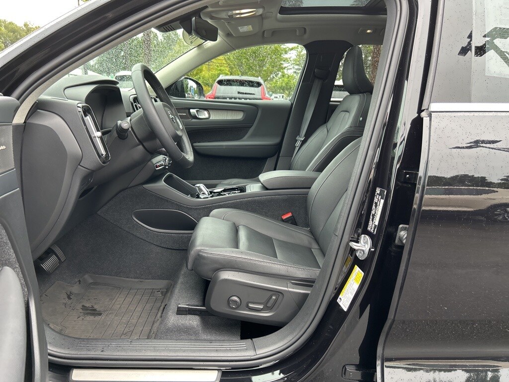 2024 Volvo XC40 Ultimate photo 3