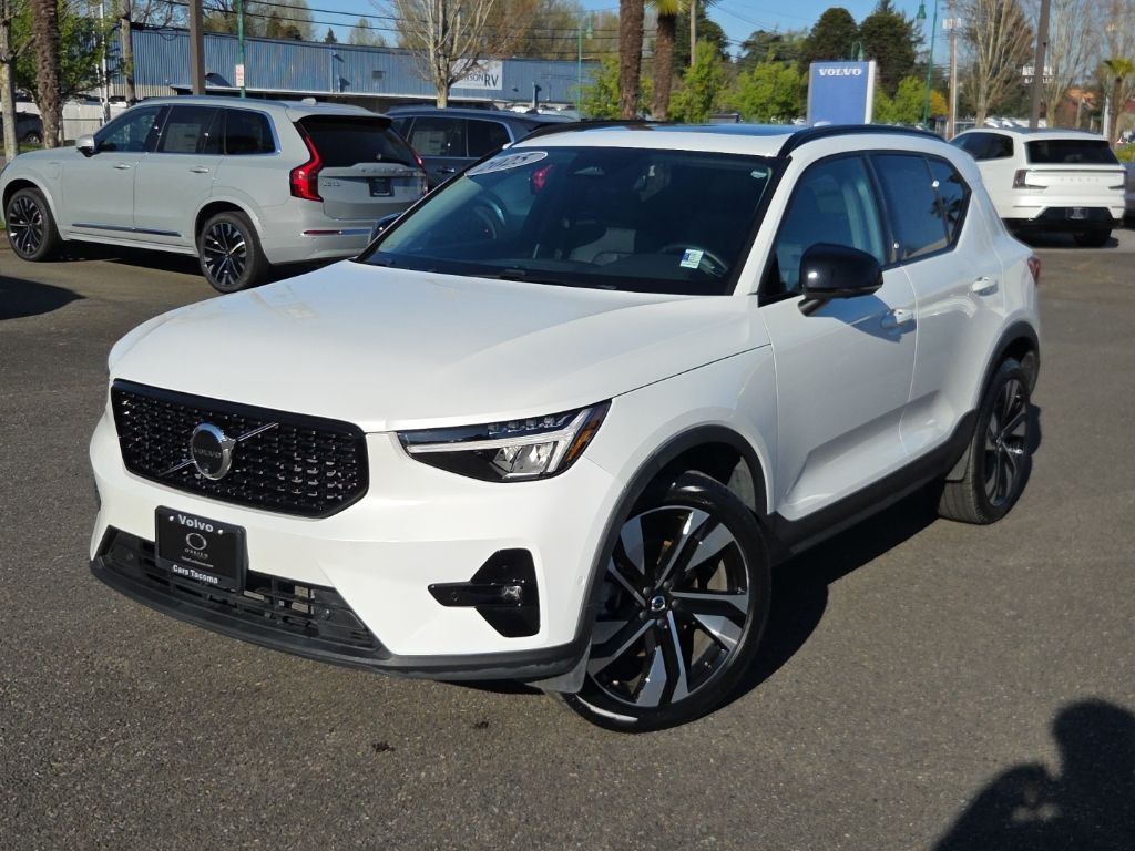 2025 Volvo XC40 B5 Plus Dark AWD's photo