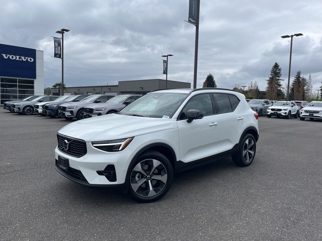 2026 Volvo XC40 B5 Plus Dark AWD's photo