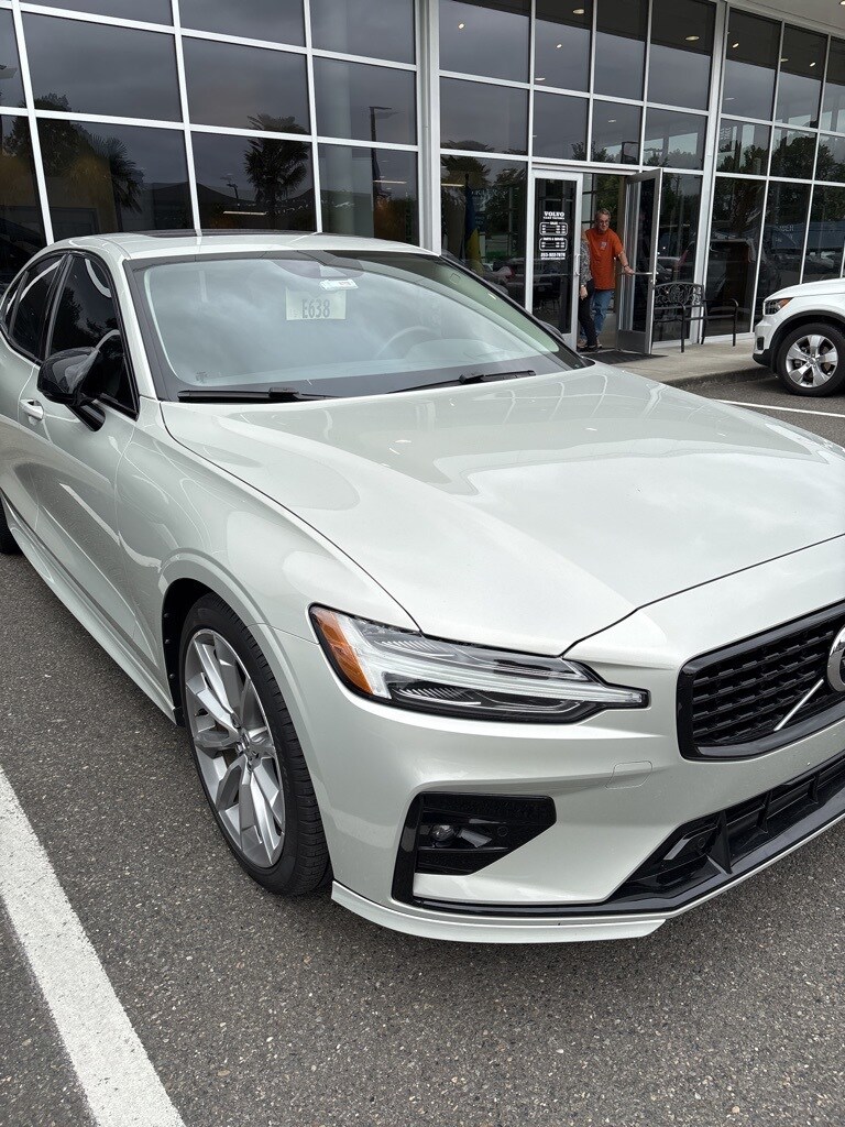 2021 Volvo S60 T5 Momentum photo 3