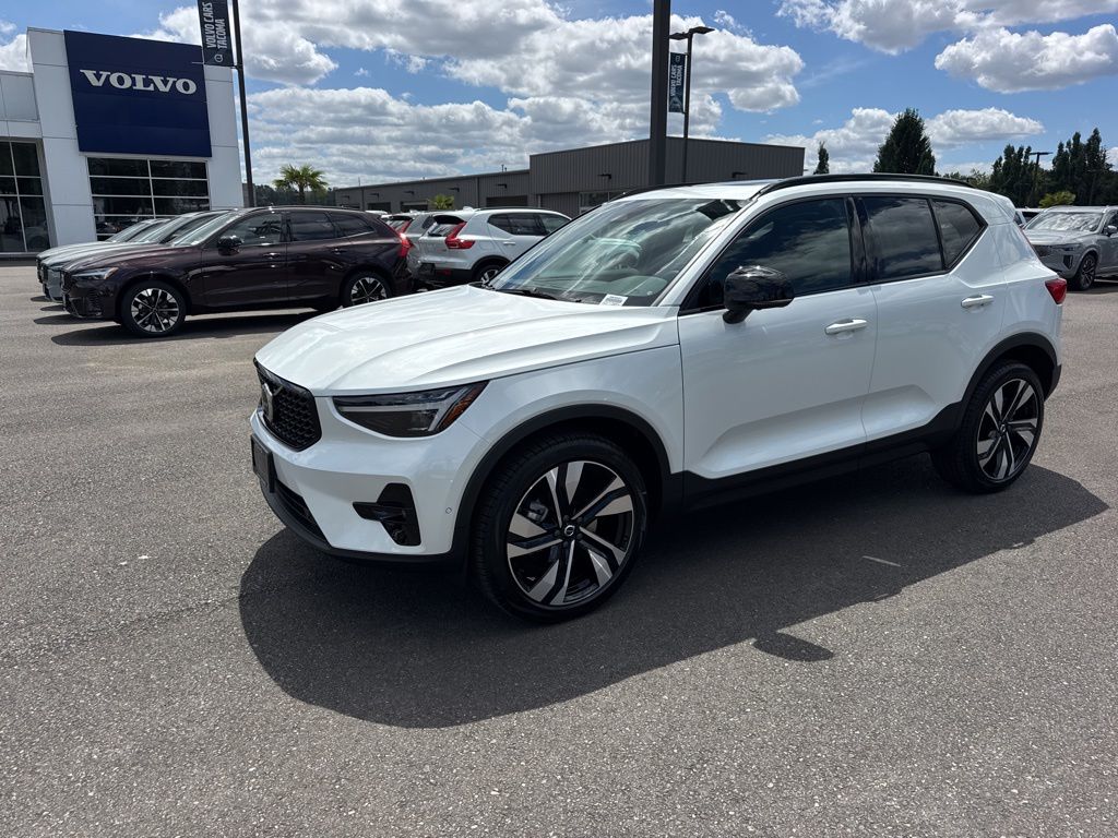 2026 Volvo XC40 B5 Plus Dark AWD's photo