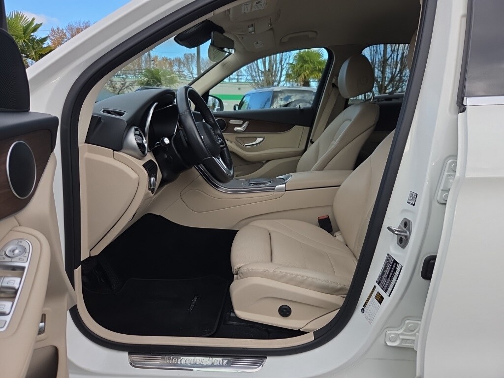 2022 Mercedes Benz GLC 300 photo 4