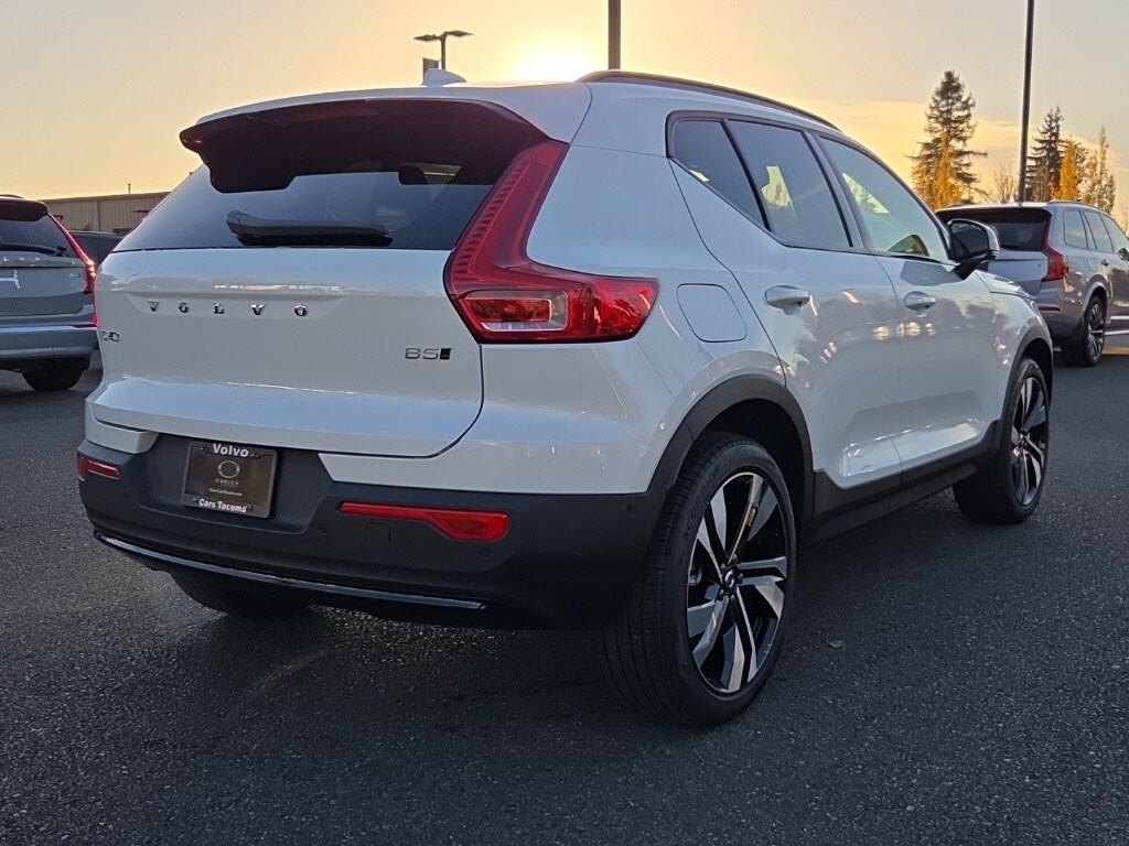 2026 Volvo XC40 photo 2