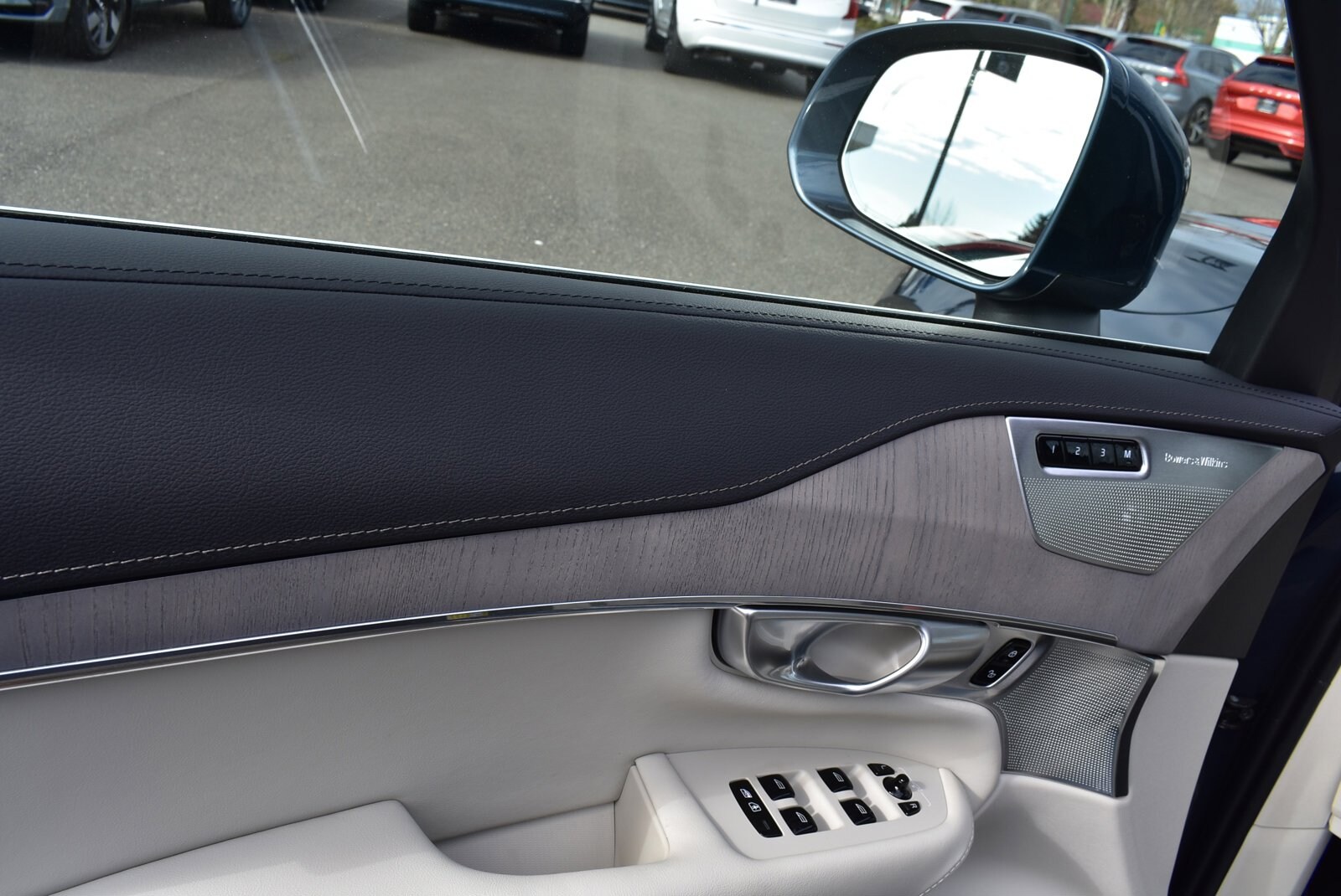 2024 Volvo XC90 T8 Ultimate photo 3
