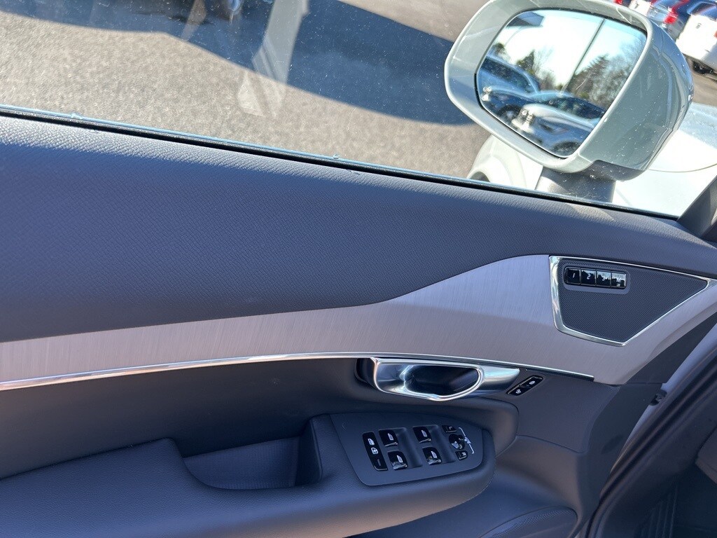 2025 Volvo XC90 B5 Core photo 3