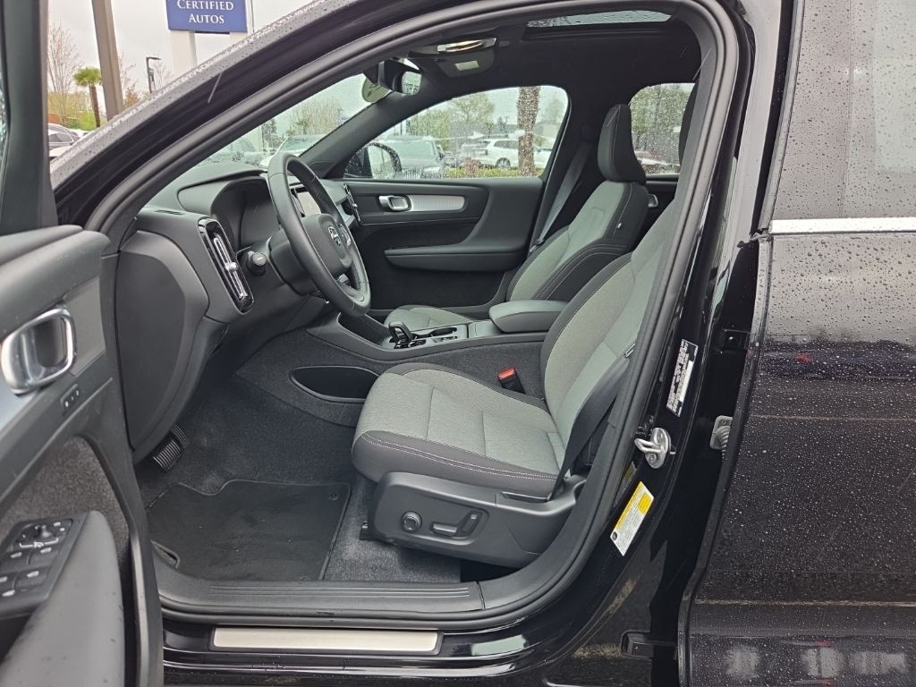 Certified 2025 Volvo XC40 B5 Core SUV