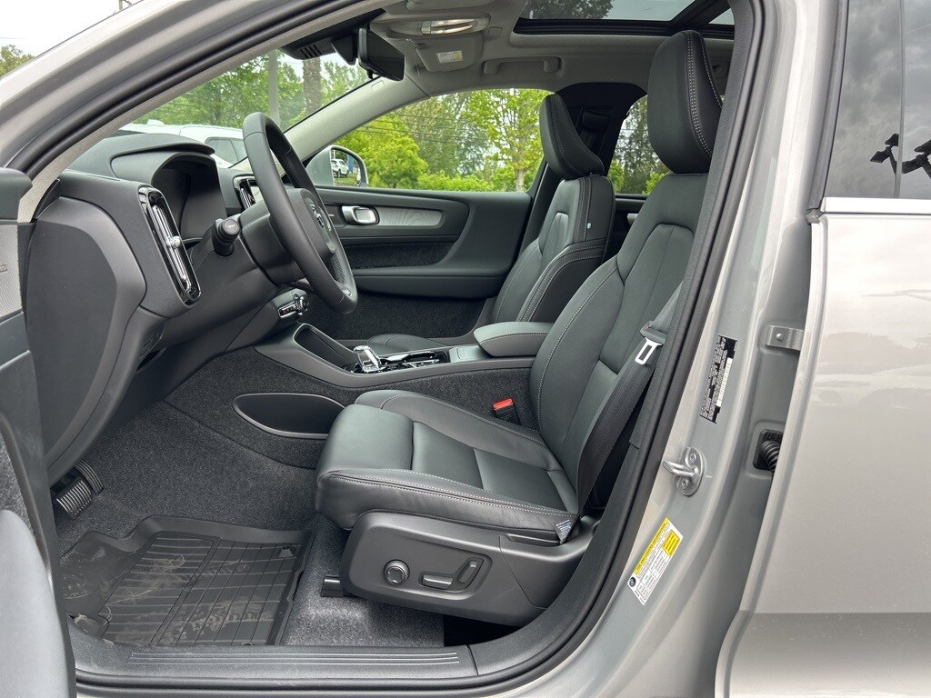 2025 Volvo XC40 photo 4