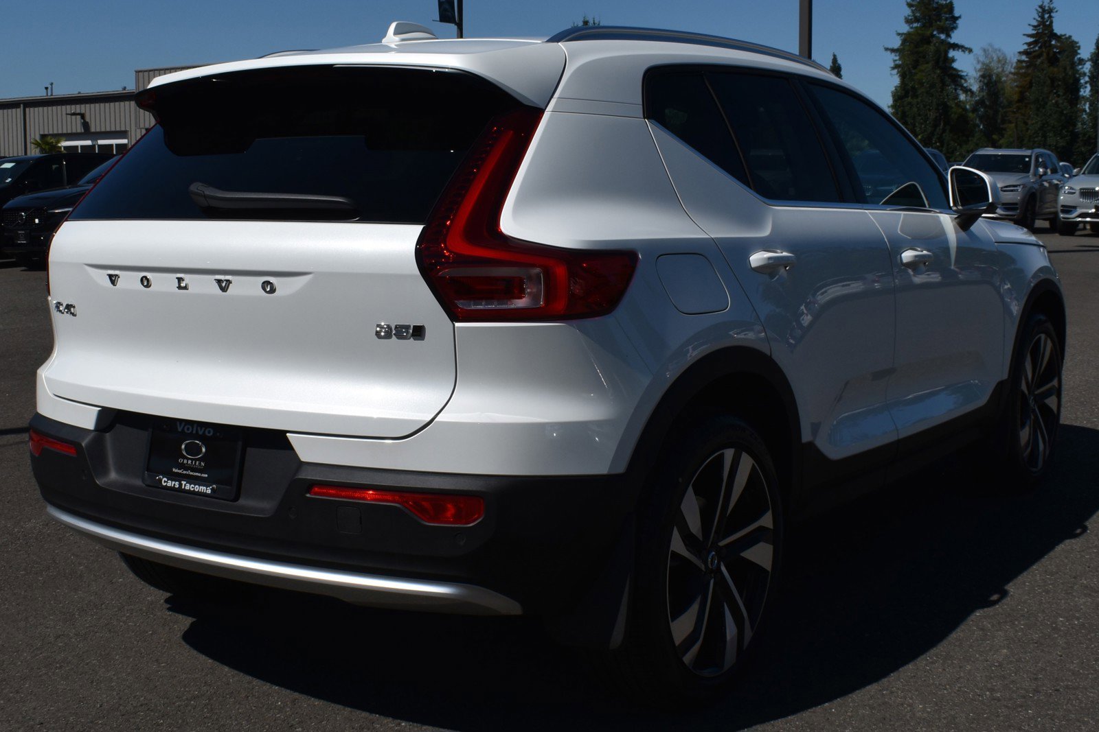 2025 Volvo XC40 Plus photo 2