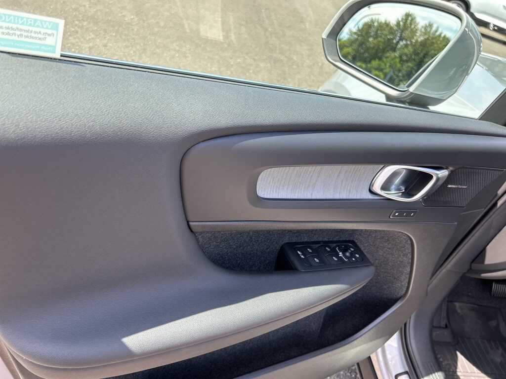 2025 Volvo XC40 photo 2