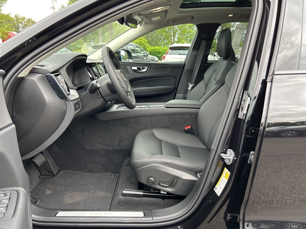 2025 Volvo XC60 B5 Core photo 4