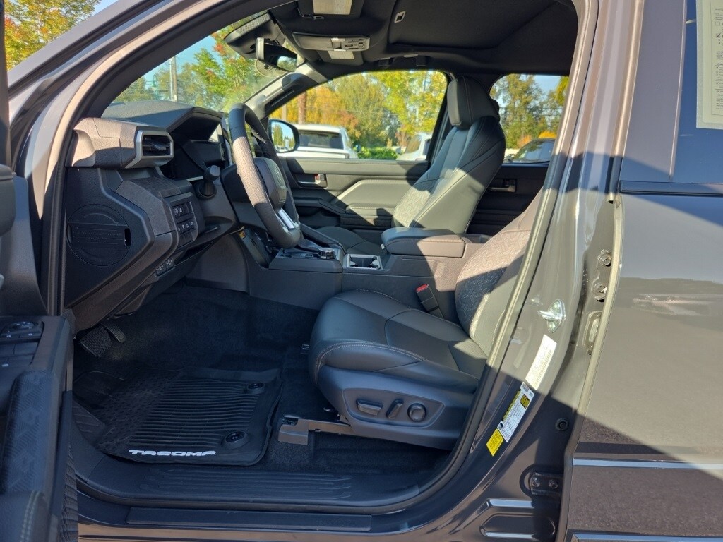2025 Toyota Tacoma Limited photo 3