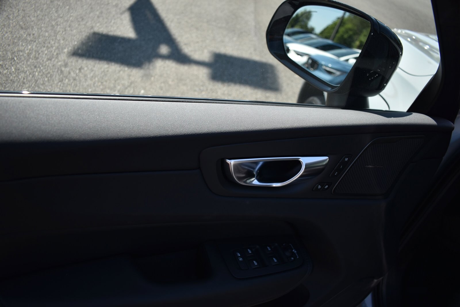2025 Volvo XC60 T8 Plus photo 3